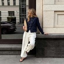 ZAHM Mantel Crop Kerah Tegak Navy dengan Kancing Emas Vintage dan Pinggang Pas Badan - Navy Blue - View 2