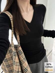 女款黑色V領長袖T恤，秋冬內搭打底上衣，修身顯瘦純色休閒款 - 黑色 - 查看 2