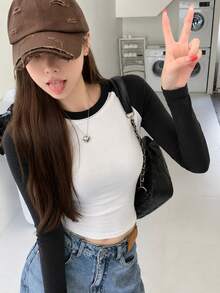 女款黑白對比色插肩袖圓領修身短版長袖T恤，92%棉舒適彈性百搭休閒秋冬內搭打底上衣 - 黑拼白 - 查看 3