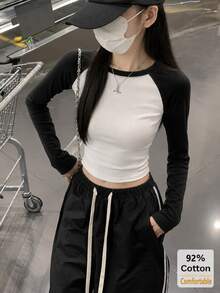 女款黑白拼色插肩袖圓領修身短版長袖T恤，92%棉舒適彈性百搭休閒秋冬內搭打底上衣 - 黑拼白 - 查看 1