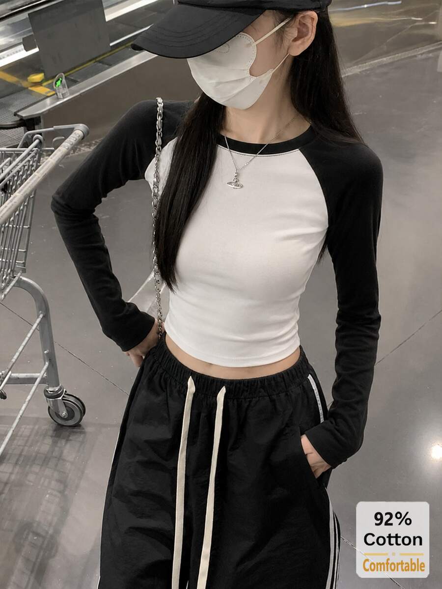 女款黑白拼色插肩袖圓領修身短版長袖T恤,92%棉舒適彈性百搭休閒秋冬內搭打底上衣 - 黑拼白 - 查看 1