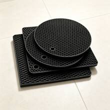 4 sottobicchieri in silicone nero con motivo a nido d'ape, 2 rotondi e 2 quadrati, antiscivolo, resistenti al calore, lavabili in lavastoviglie, per la cucina. - Visualizzare 1