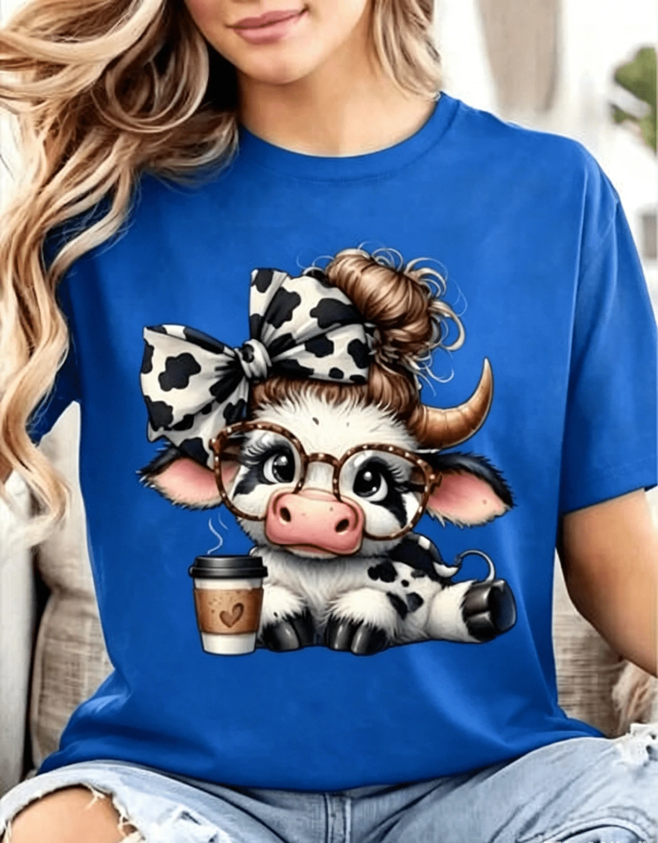 Women's Soft Blue Cotton T-Shirt With A Fun Cow Print Featuring Glasses, A Bow, A Cow Ribbon, And A Coffee Cup. A Fun Design For Everyday Casual Wear, An Ideal Gift For Coffee Lovers. - 藍色 - 查看 1