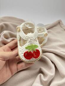 1 Pasang Sandal Bayi Rajutan Tangan dengan Aplikasi Buah Ceri, Putih dan Krem, Sepatu Bot Bayi Perempuan - Putih - View 2
