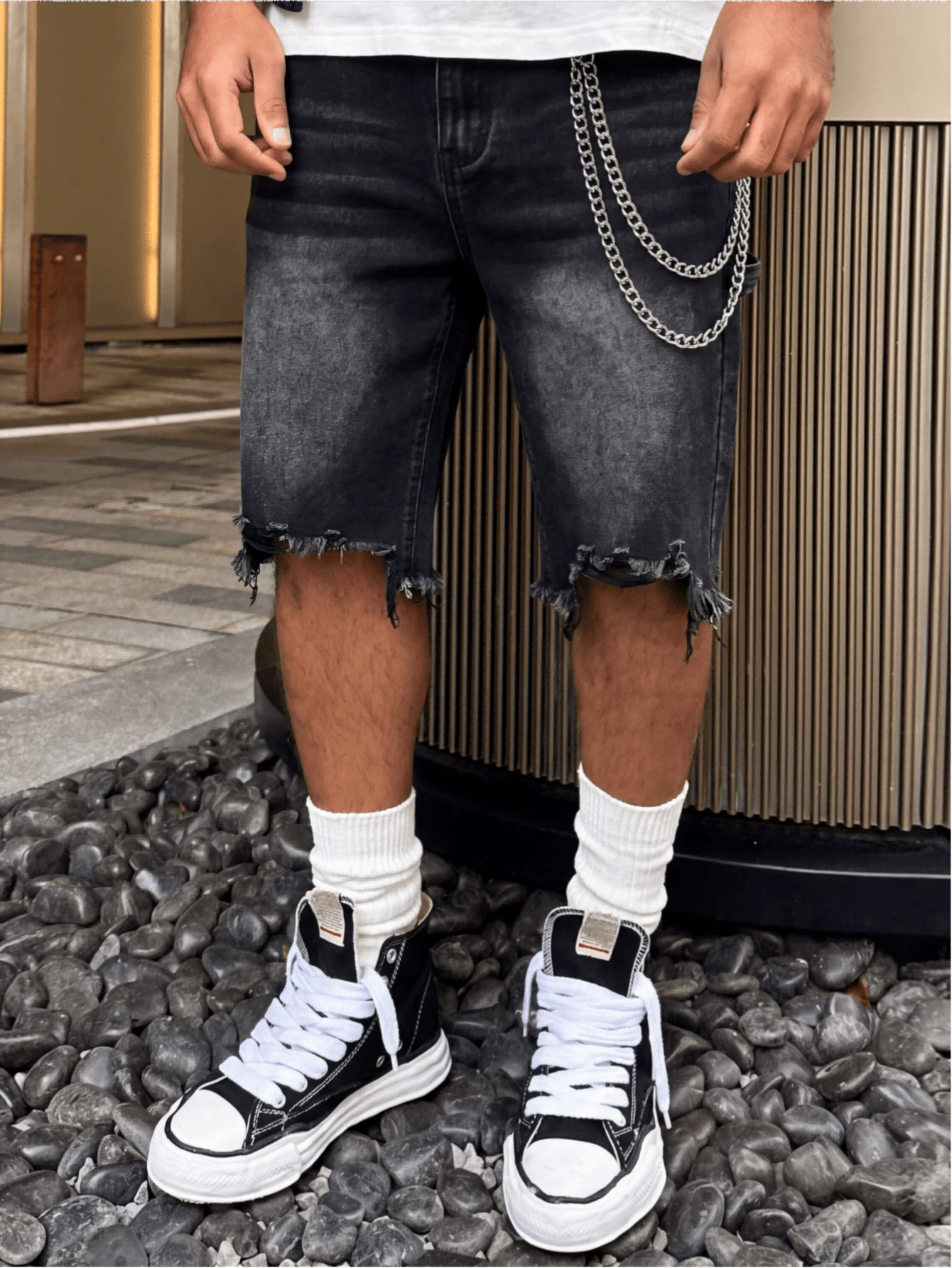 男士黑色毛邊休閒百慕達短褲,直筒休閒短褲,不對稱剪裁毛邊做舊設計,四季百搭款 - 黑色 - 查看 1