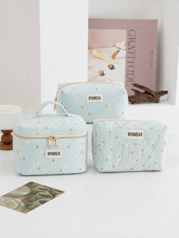 Túi đựng mỹ phẩm thời trang dễ thương dung tích lớn, túi du lịch họa tiết hoa nhỏ kẻ sọc, ví cầm tay phong cách Bohemian cao cấp thanh lịch, túi đựng đồ vệ sinh cá nhân du lịch cầm tay có khóa kéo, túi lưu trữ di động, vật dụng du lịch thiết yếu, đồ dùng tựu trường, bộ túi đựng mỹ phẩm vải chần mềm, ví và túi xách thời trang nữ, phù hợp dùng tại nhà, du lịch, nghỉ dưỡng và trường học, vật dụng phòng ngủ, quà tặng phù dâu, quà Ngày của Mẹ, quà sinh nhật (Họa tiết ngẫu nhiên)
