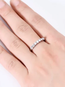 1枚S925银0.7克拉莫桑石戒指，适合女性日常佩戴、婚礼及订婚场合。 - 一件 0.7克拉 - 查看 4