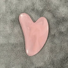 1 pièce Rouleau de massage à bille, balle de yoga, balle de fitness & outil de massage en forme de cœur - Planche Gua Sha pour le visage et le corps en rose pastel, soin en beige clair, resserrement musculaire, épilation - Surface durable et facile à nettoyer - Utilisation en salon ou à la maison SPA - Équipement de beauté, masseur corporel apaisant, matériau facile à nettoyer, grattoir hygiénique, combinaison d'instruments de soins personnels - Multicolore - Voir 14