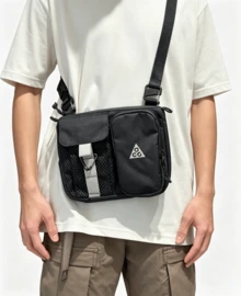 Nike ACG 戶外收納拉拉鍊開合織品單肩斜背包男女同款情侶款 - 黑色 - 查看 1