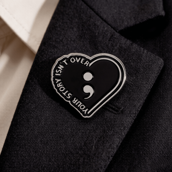 1pc Inspirational Quote Heart Pin, Motivational "Story Isn't Over" Semicolon Lapel Pin With Safety Pin Back, Encouragement Gift For Her