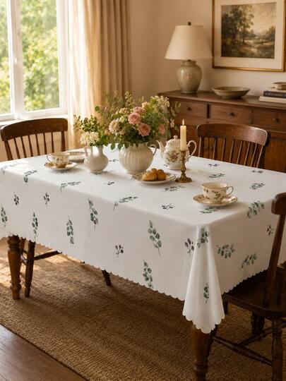1 pièce Nappe imprimée de branche de baies d'eucalyptus frais, style pastoral minimaliste blanc crème avec bord ondulé, convient pour le thé de l'après-midi sur la terrasse, la cuisine, la salle à manger, les réunions familiales et la décoration de la maison au printemps/été, articles de cuisine essentiels, décoration de la maison