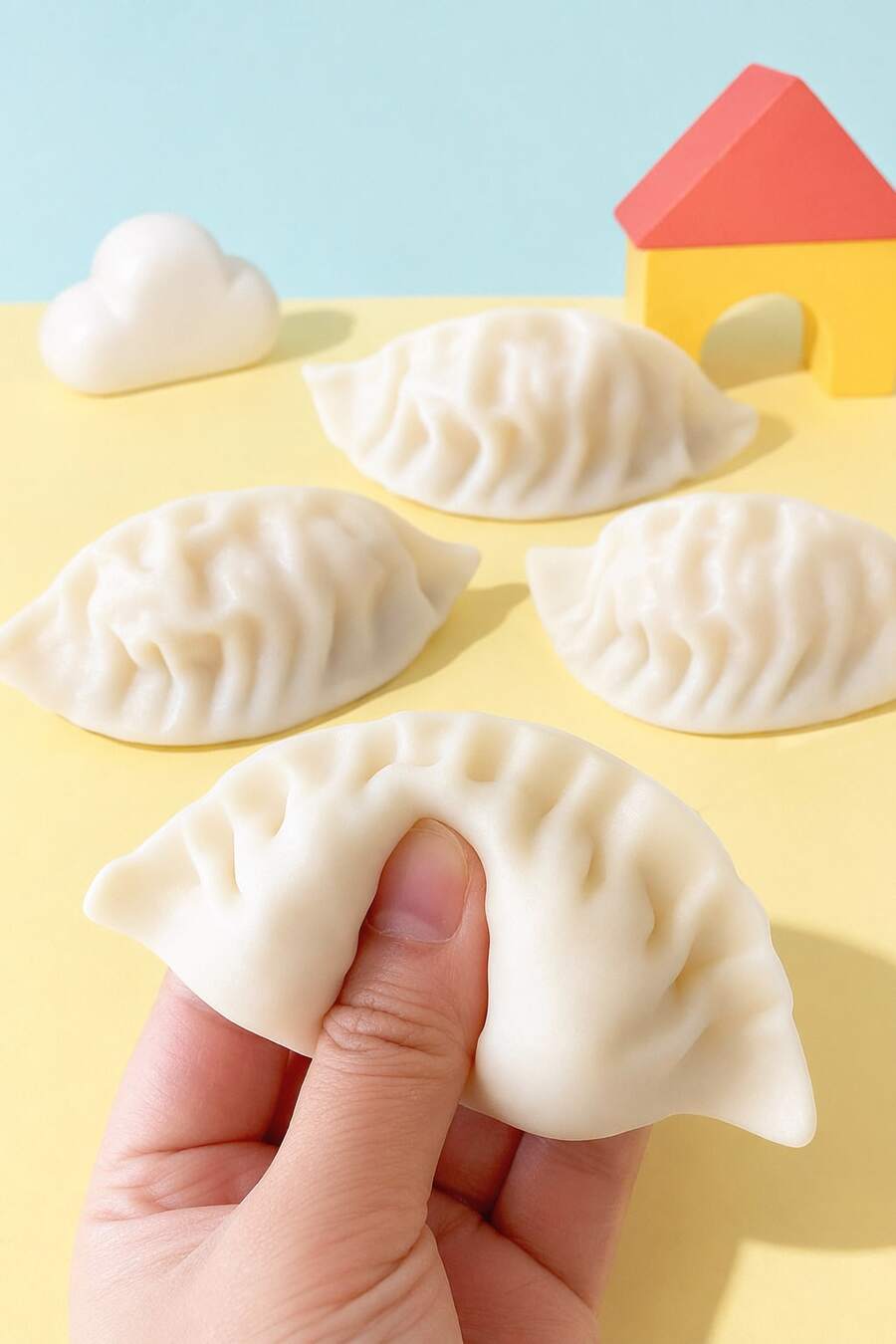 POKOJA LAND 1个创意逼真饺子造型软萌玩具，挤压减压指尖玩具，学生礼物，派对小礼物，包包挂饰，生日礼物