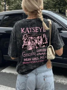 女款夏季水洗黑肖像粉色字母背印寬鬆T恤，休閒短袖圓領上衣，適合日常穿著、週末出遊、演唱會、休閒穿搭與音樂節 - 黑色 - 查看 1