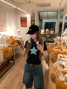 女款夏季黑色可愛波點圓領短袖上衣，飾有星星貼布，正長度針織面料，適合度假、日常穿著與通勤，優雅女款上衣 - 黑色 - 查看 5