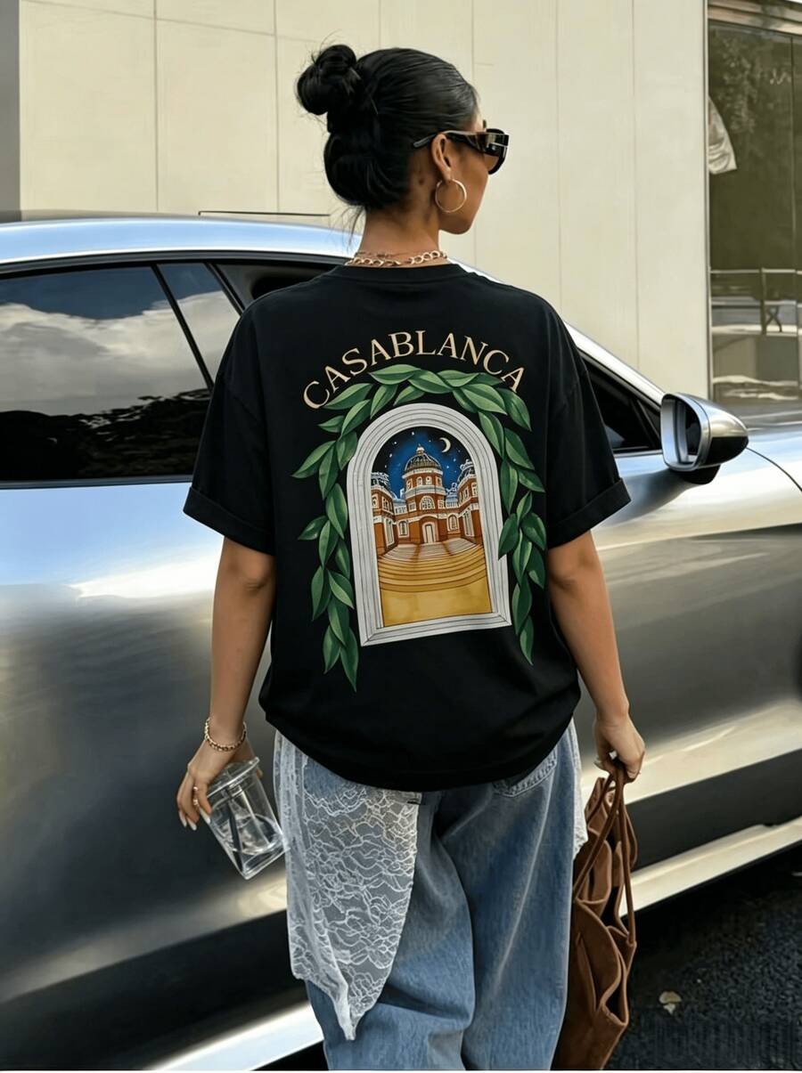 Camiseta de manga corta con estampado de arco mediterráneo vintage para hombre, con hojas de laurel verde y escena nocturna de luna. Estilo casual de lujo con cuello redondo - Negro - Ver 1