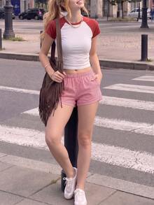 Camiseta corta de manga corta con estilo de béisbol y bloques de color retro de los 90 para mujer, patchwork blanco y burdeos, cuello redondo, crop top, adecuado para uso casual, vacaciones de verano, salidas a la playa y atuendos de estilo vintage rojo - Rojo - Ver 1