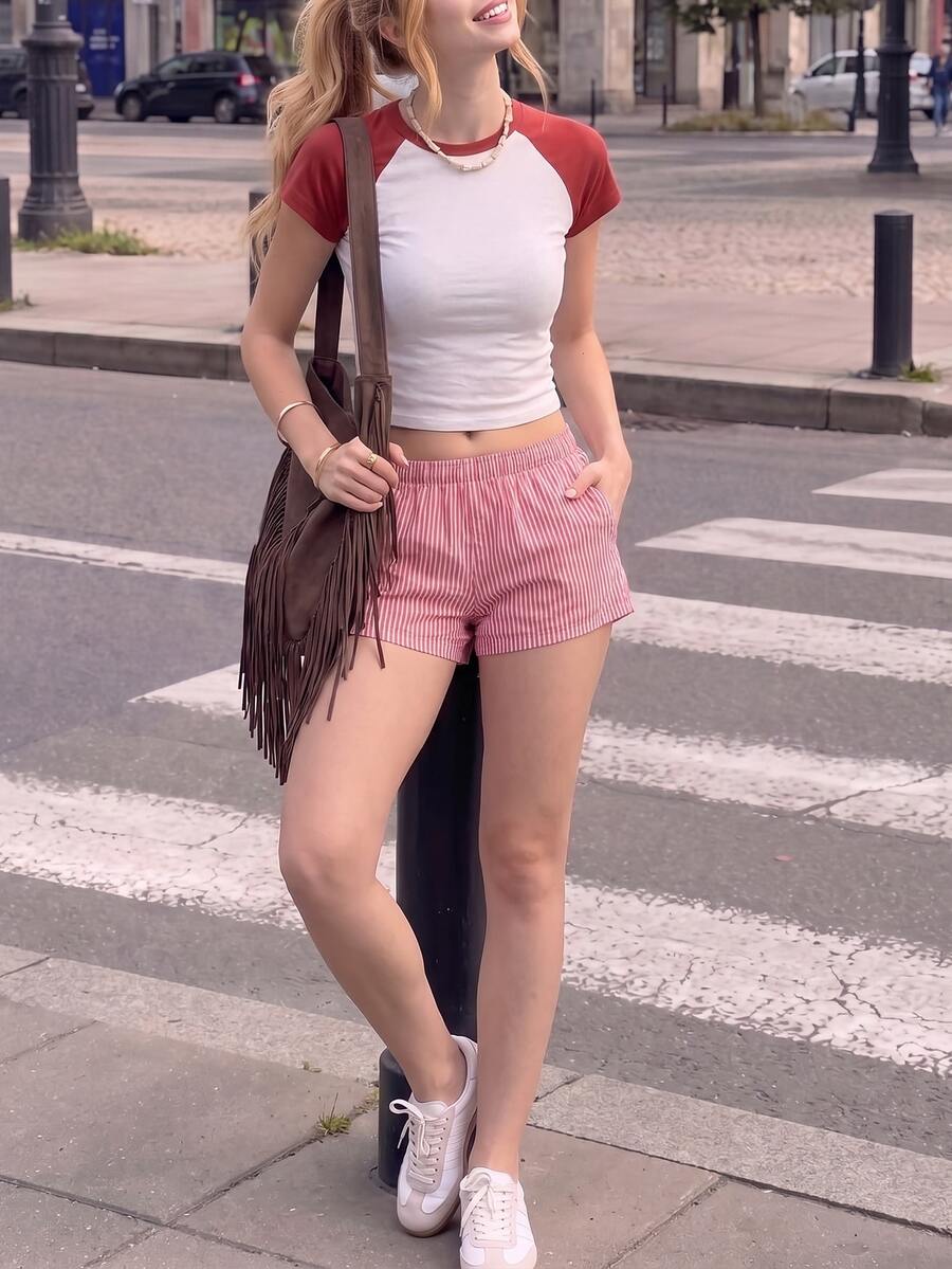 Camiseta corta de manga corta con estilo de béisbol y bloques de color retro de los 90 para mujer, patchwork blanco y burdeos, cuello redondo, crop top, adecuado para uso casual, vacaciones de verano, salidas a la playa y atuendos de estilo vintage rojo - Rojo - Ver 1
