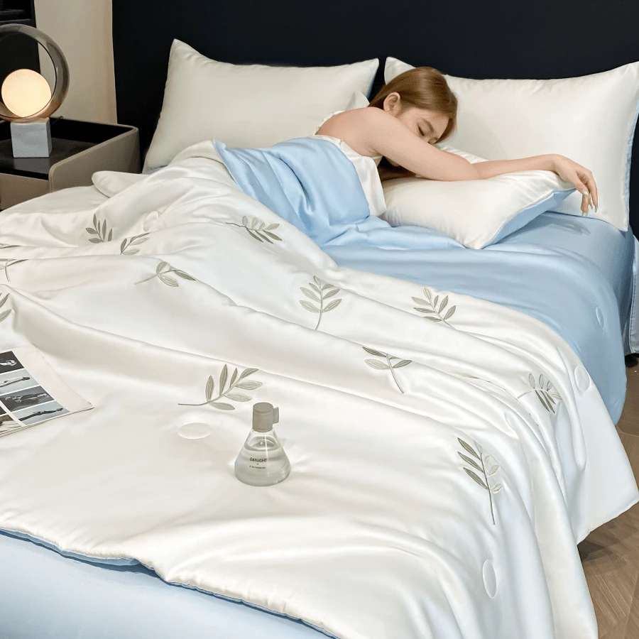 Ropa de cama para dormitorios - Conjunto de cuatro piezas en color beige y azul cielo. - Ver 1