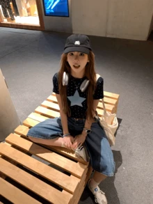女款夏季黑色可愛波點圓領短袖上衣，飾有星星貼布，正長度針織面料，適合度假、日常穿著與通勤，優雅女款上衣 - 黑色 - 查看 6