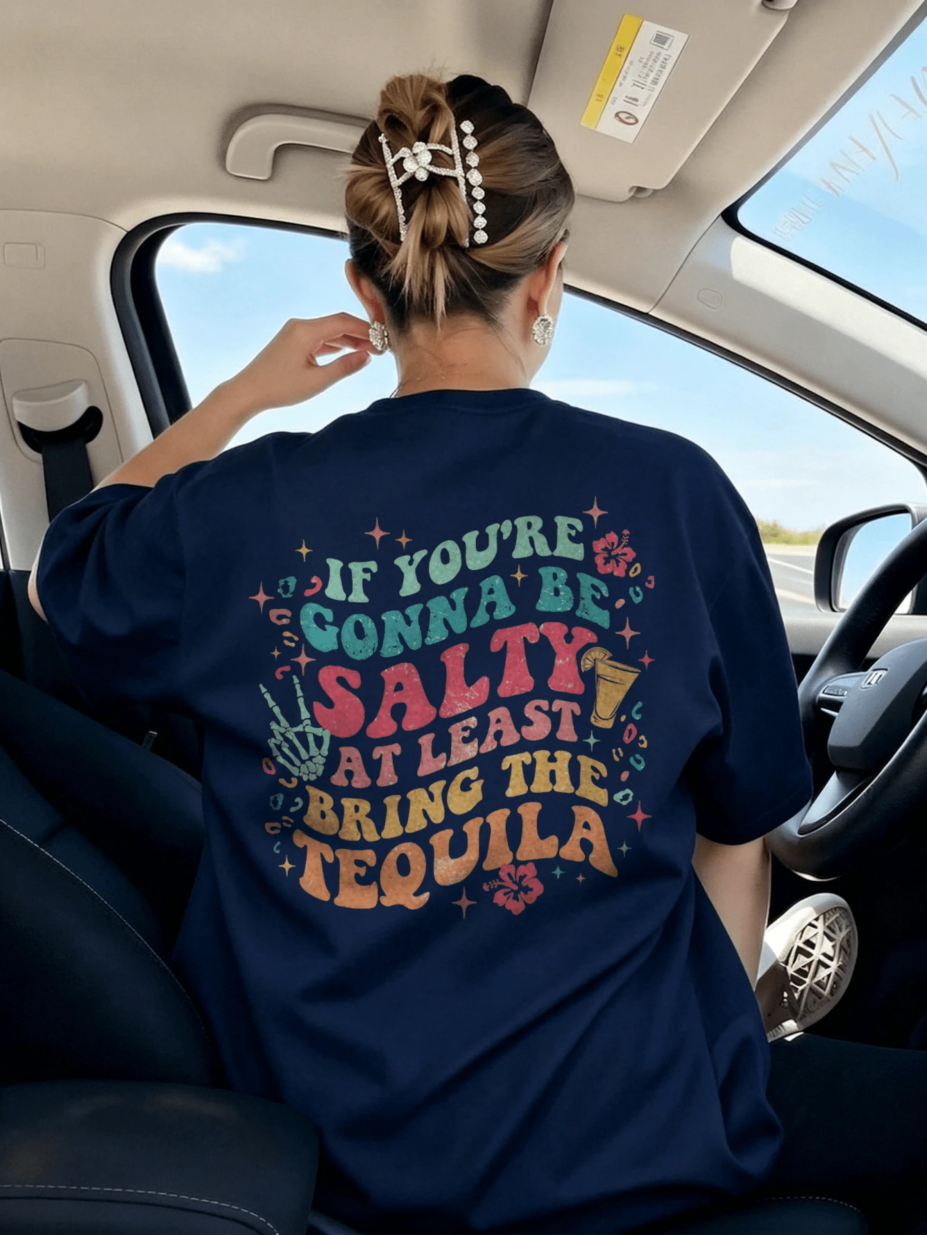 女款夏季 Salt Tequila 彩色字母背印寬鬆 T-shirt,休閒短袖圓領上衣,熱帶復古風舒適寬鬆版型,適合日常穿著、度假、街頭風、開學季、節慶、週末出遊、海灘旅行、酒吧派對與休閒穿搭 - 藏青 - 查看 1
