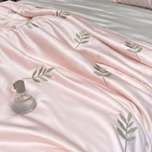 Ropa de cama para dormitorios - Juego de cuatro piezas en jade rosa y gris claro. - Ver 3