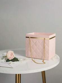 Boîte cadeau matelassée avec fleur gaufrée et poignée en chaîne métallique dorée, sac de rangement de bouquet de luxe avec bordure dorée, seau de rangement portable pour arrangement floral pour la Saint-Valentin, la Fête des Mères, l'anniversaire, le mariage, la douche nuptiale, la fête, l'emballage cadeau floral - Voir 11