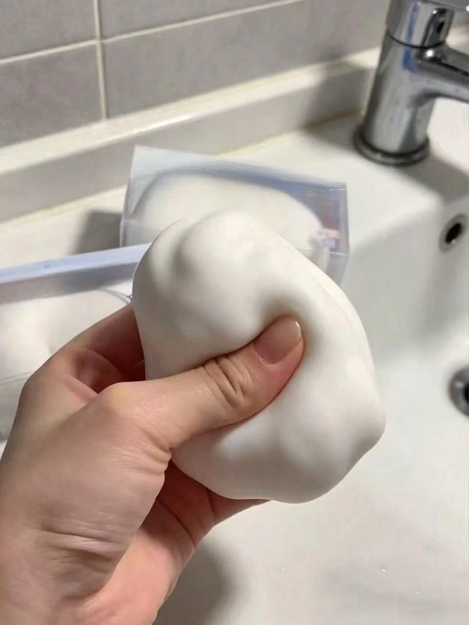 1個手工脆皮捏捏球皂球,新款積木造型手工皂球,純手工製作,聲控紓壓玩具,可緩解焦慮,指尖玩具,手部壓力釋放,生日派對聖誕情人節最佳禮物,沙沙聲ASMR捏捏球,返校季捏捏球,兒童派對小禮物 - 彩色 - 查看 1