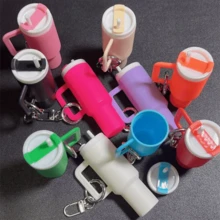 [Mini Keychain] 2pcs (Random Color) Mini Cup Keychain Set | Detachable Lipstick And Pill Storage Box, Fashionable Beverage Container Keychain | Perfect For Backpacks And Car Keys, Great Gift For Friends And Sports Enthusiasts - View 2