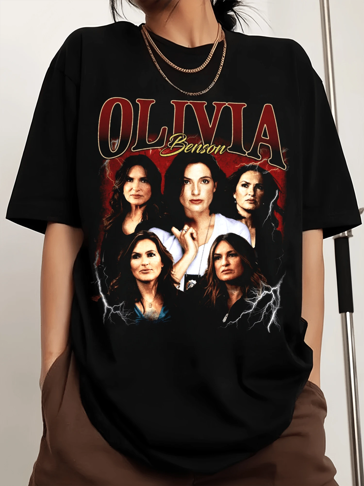 T-shirt retrò di Olivia Benson, stile vintage bootleg, maglietta, t-shirt alla moda con stampa retrò per uomo e donna, merchandising per fan - nero - Visualizzare 1