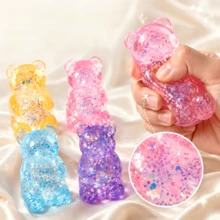 Questo giocattolo anti-stress a forma di orsetto in cristallo glitterato è un giocattolo a lento rimbalzo. La sua consistenza morbida ed elastica aiuta ad alleviare l'ansia ed è perfetto come regalo per il lavoro, lo studio, le feste o le vacanze, aiutando a ridurre lo stress. - Multicolore - Visualizzare 3