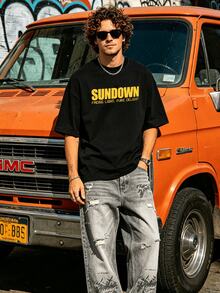 Camiseta de manga corta de cuello redondo suave y casual de verano para hombres, con estampado gráfico de letras de la frase "Sundown" en amarillo, adecuada para uso diario. - Negro - Ver 1