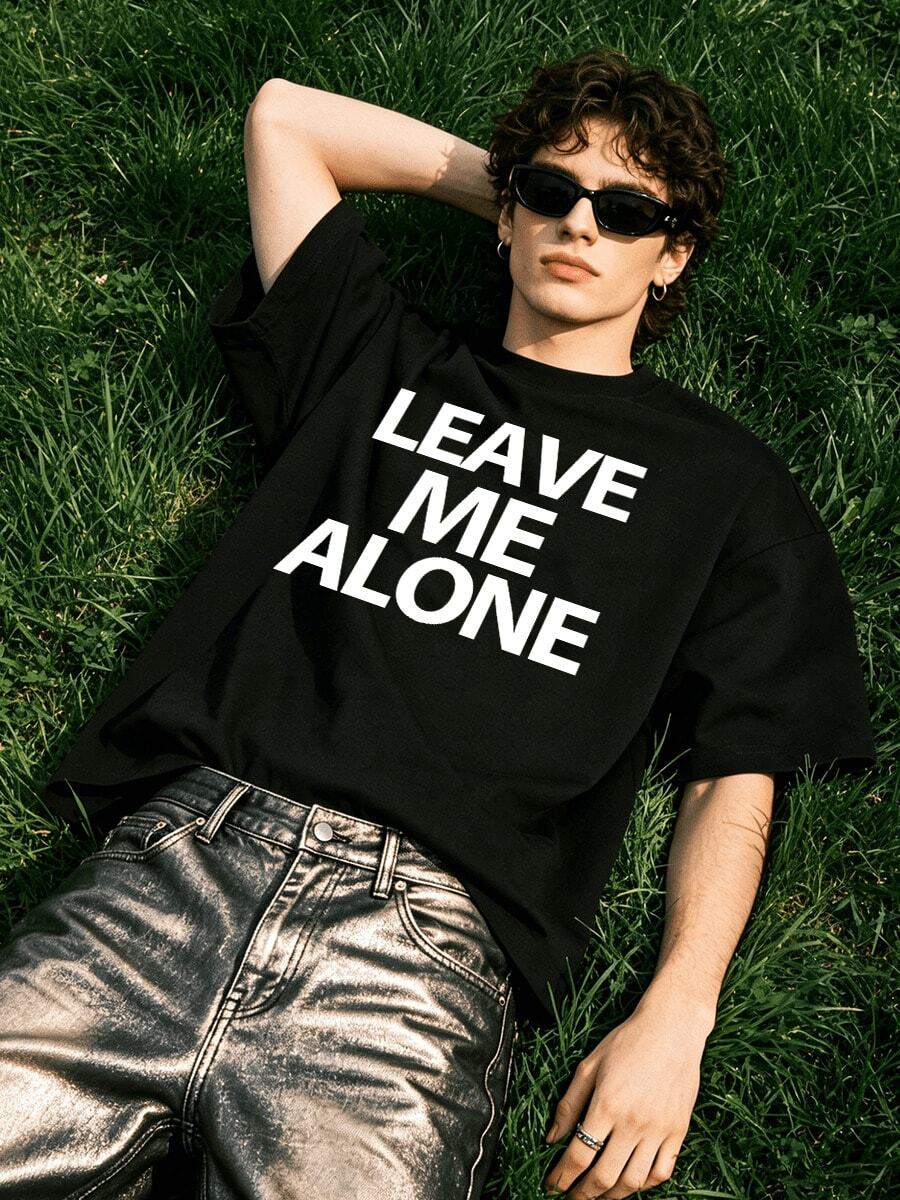 Herren Sommer Lässig weiches Rundhals Kurzarm-Shirt, kühnes schwarzes LEAVE ME ALONE Blockbuchstaben-Muster Grafik geeignet für den täglichen Gebrauch. - Schwarz - Übersicht 1