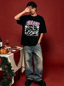 Camisa de manga corta de cuello redondo suave y casual de verano para hombres, con estampado gráfico de figura y letra retro, adecuada para uso diario. - Negro - Ver 1
