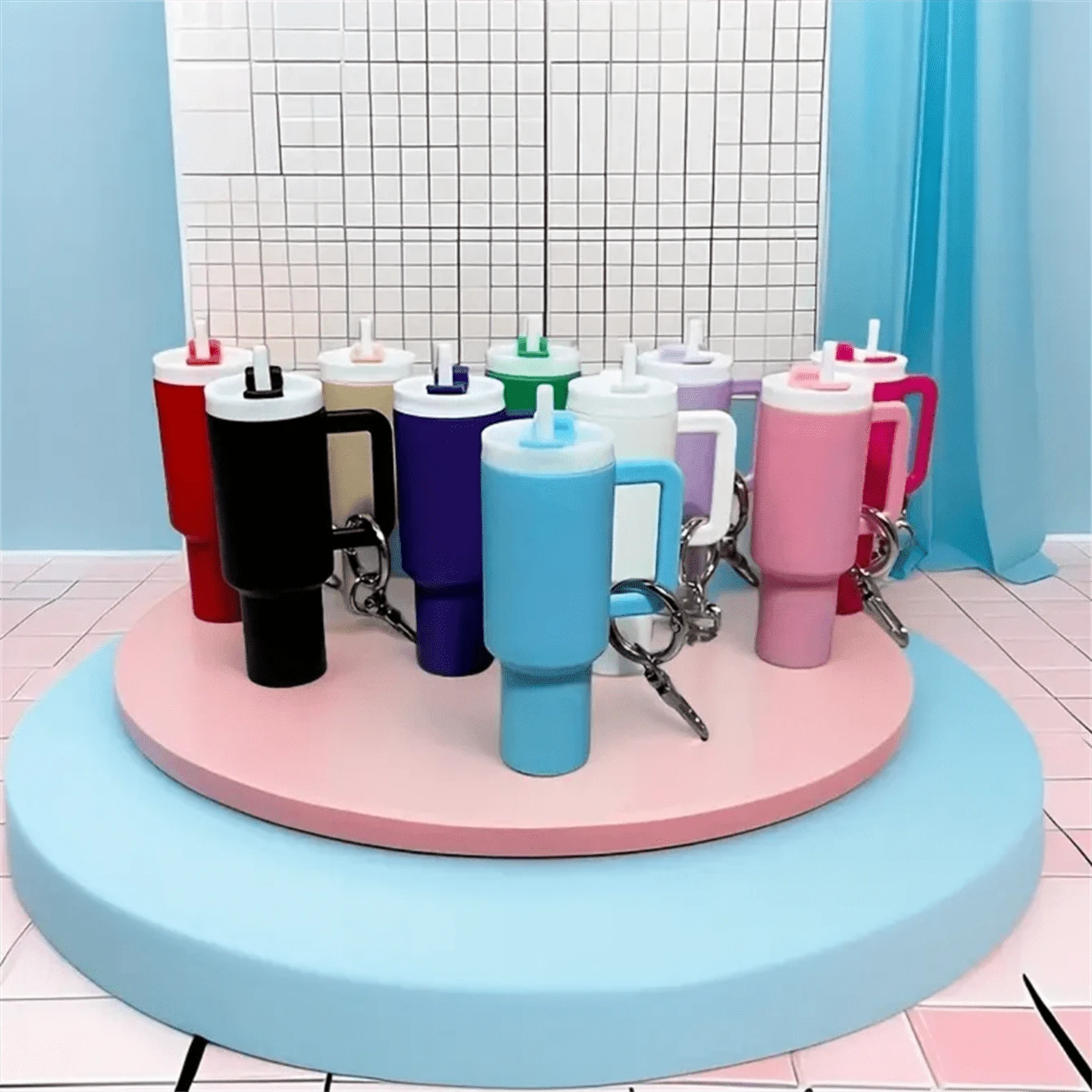 [Mini Keychain] 2pcs (Random Color) Mini Cup Keychain Set | Detachable Lipstick And Pill Storage Box, Fashionable Beverage Container Keychain | Perfect For Backpacks And Car Keys, Great Gift For Friends And Sports Enthusiasts - View 1