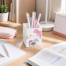 Ống cắm bút MINISO Hello Kitty màu trắng hình vuông để bàn, cốc đựng đồ có nơ hồng và họa tiết máy ảnh, giá đỡ cọ trang điểm văn phòng phẩm dễ thương, phù hợp trang trí bàn học và văn phòng, không kèm bút - Hồng - Xem 1