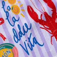淺紫色垂直條紋 LA DOLCE VITA 龍蝦與蔬果插畫印花超細纖維沙灘巾，吸水快乾無毛屑浴巾，適用沙灘、游泳、度假 - A - 查看 5