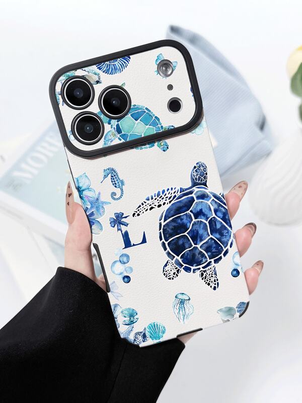 1pc Fashionable Fresh Turtle Letter L Pattern Full Coverage Classic Anti-Drop Premium Texture Grain PU Leather Soft Large Window New Full Coverage Phone Case Suitable For Friends, Family, Couples, Yourself Birthday Gift, Holiday Gift, Compatible With IPhone17/IPhone17Pro/16/15/14/13/14/12/11 Series