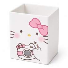 Ống cắm bút MINISO Hello Kitty màu trắng hình vuông để bàn, cốc đựng đồ có nơ hồng và họa tiết máy ảnh, giá đỡ cọ trang điểm văn phòng phẩm dễ thương, phù hợp trang trí bàn học và văn phòng, không kèm bút - Hồng - Xem 5