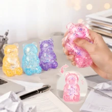 Questo giocattolo anti-stress a forma di orsetto in cristallo glitterato è un giocattolo a lento rimbalzo. La sua consistenza morbida ed elastica aiuta ad alleviare l'ansia ed è perfetto come regalo per il lavoro, lo studio, le feste o le vacanze, aiutando a ridurre lo stress. - Multicolore - Visualizzare 2