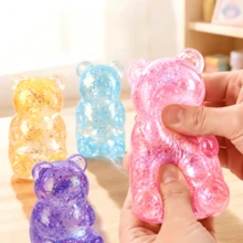 Questo giocattolo anti-stress a forma di orsetto in cristallo glitterato è un giocattolo a lento rimbalzo. La sua consistenza morbida ed elastica aiuta ad alleviare l'ansia ed è perfetto come regalo per il lavoro, lo studio, le feste o le vacanze, aiutando a ridurre lo stress. - Multicolore - Visualizzare 4