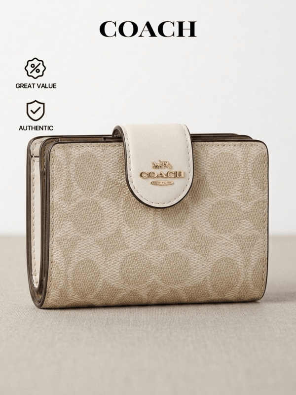 Coach Billetera mediana de mujer con cierre de cremallera en la esquina CW786IMXDM, de lona con firma en color dorado arena tiza, con múltiples ranuras para tarjetas - Embrague premium de diseñador con muñequera - Regalo de inicio de verano, graduación, viaje, trabajo y uso diario