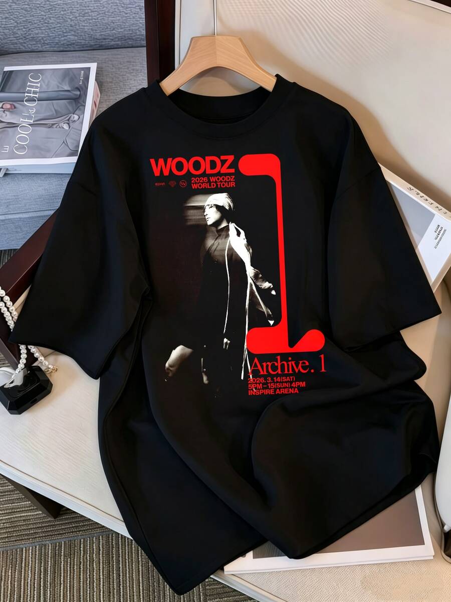 T-shirt grafica Vintage WOODZ Archive.1 con poster del tour mondiale 2026 per uomo e donna, stile retrò Idol Y2K minimalista a maniche corte. - nero - Visualizzare 1