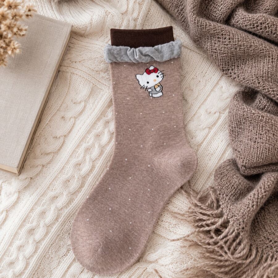 MINISO Sanrio Hello Kitty Calcetines de Tripulación Bordados Patrón de Micro-Puntos en Tonos Tierra con Puño Fruncido en Contraste Esencial para la Vuelta al Colegio - Estilo 3 - Ver 1