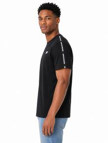 Skechers Serie de colores lisos | Camiseta de manga corta con cuello redondo, cómoda, resistente a las arrugas y versátil, ideal para los desplazamientos diarios del hombre. - Negro - Ver 5