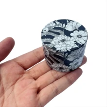 1 buah penggiling bubuk motif ular bunga alas hitam 50mm, ruang penyimpanan bubuk dengan saringan 4 lapis yang dapat dilepas, alat penggiling halus meja motif bunga sketsa hitam putih, aksesori merokok. - View 6