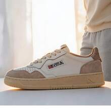 AU - Classic Grey And White Lace-Up Shoes Adorned With A Colorful Patchwork Design. Comfortable Skate Shoes, Designed For Couples, With A Contrasting Design In Bold Colors. - 灰白尾棕 - 查看 1
