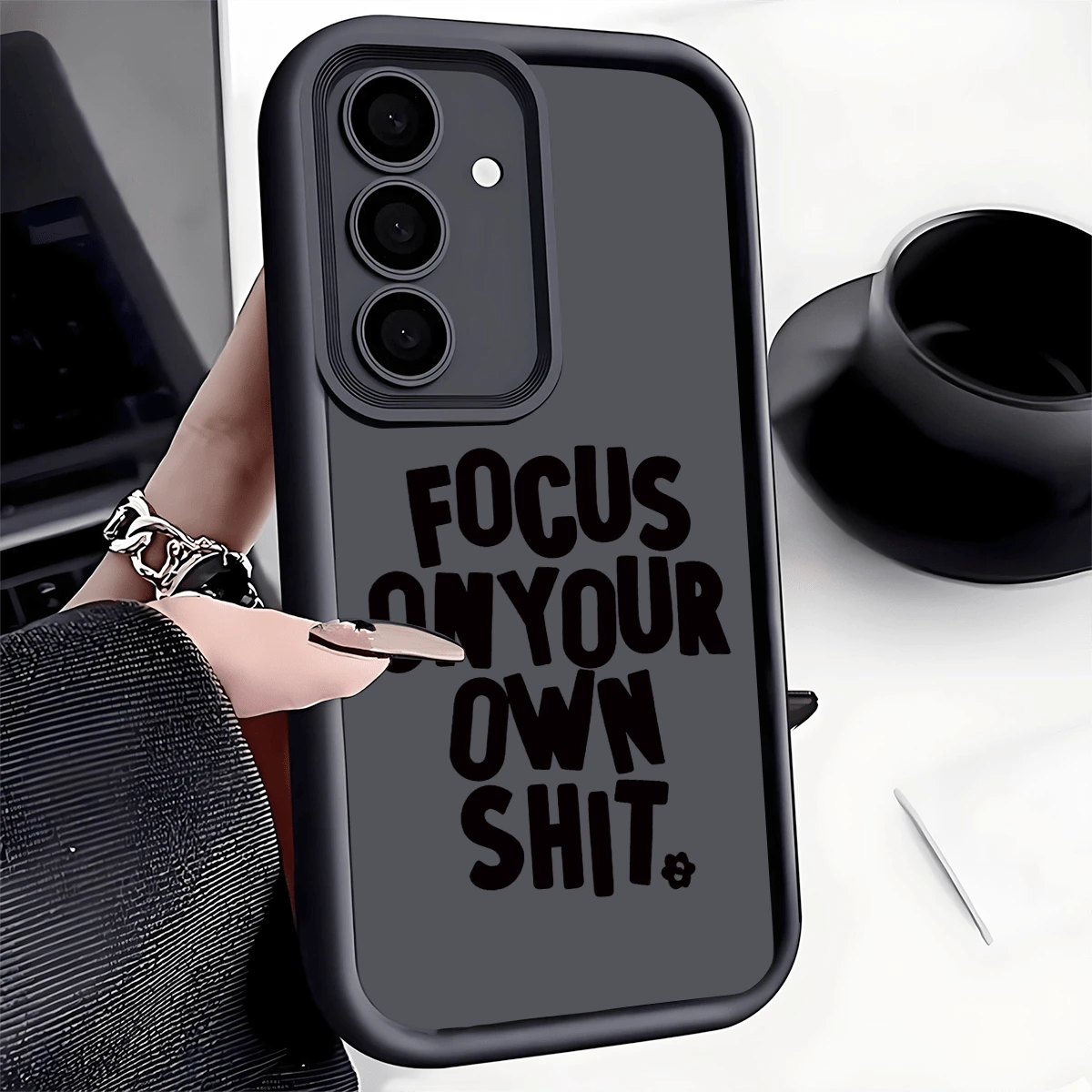 1件 Slogan Focus On Yourself 全包防摔加厚防滑手機保護殼,相容 iPhone、Honor、Galaxy - 黑色 - 查看 1