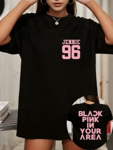 BLACKPINKS Jennie 96 Pink Varsity Number Small Chest Front Vertical IN YOUR AREA Pink Text Double Sided K-Pop T-Shirt - 黑色 - 查看 1