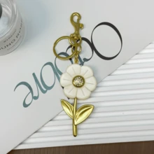 New Exquisite Daisy Keychain, Creative Beautiful Key Chain Pendant, Multi-Functional Women's Bag Charm - Multicolor - View 3
