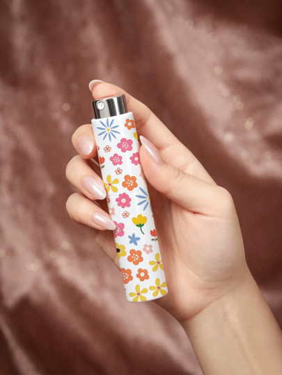 Garrafa Spray de Névoa Ultrafina com Padrão Floral (Distribuído Aleatoriamente) - Garrafa de Recarga de Perfume de Viagem em Plástico Portátil, Ideal para Decoração de Casa, Casamento, Festa e Presentes de Aniversário, Também um Essencial de Viagem, Perfeita para Oferecer a Amigos ou Melhores Amigas